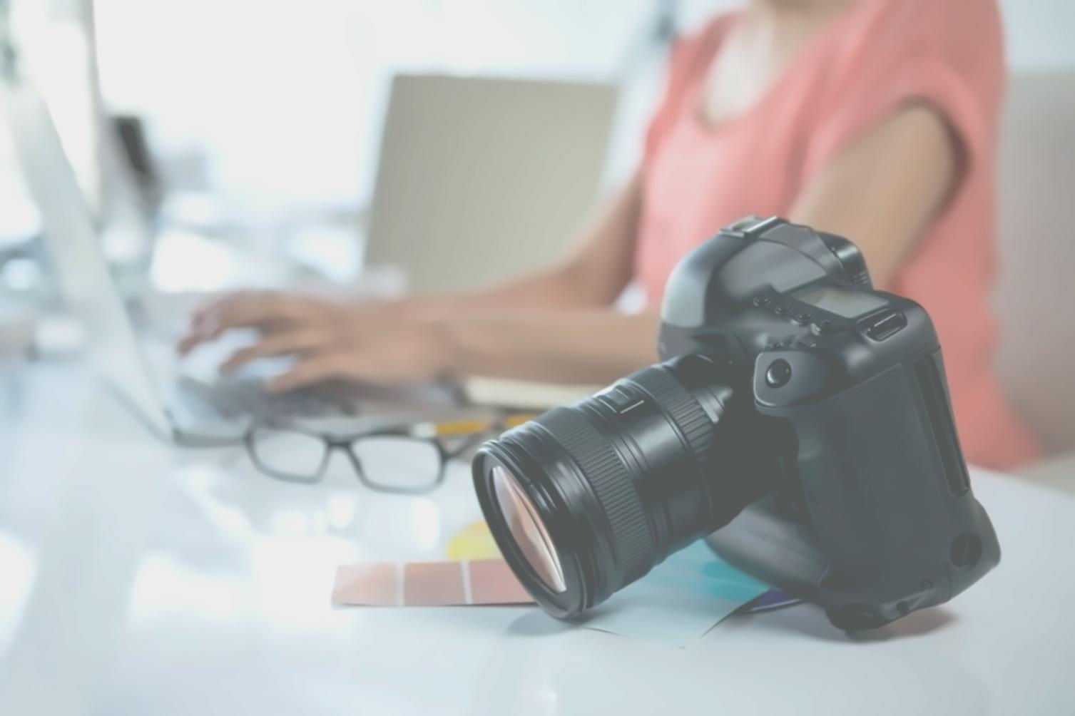 Moderne Videobearbeitungsumgebung mit professioneller Ausrüstung