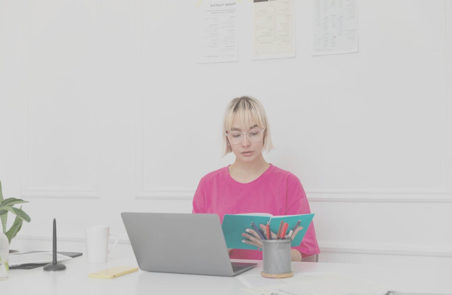 Kreatives Arbeitsumfeld für Videobearbeitung und Design